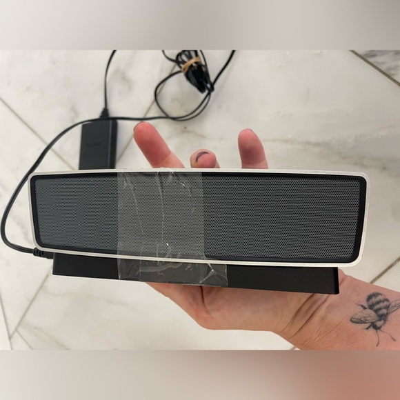 Bose Sound Link Mini Bluetooth speaker with charging cradle tested and works - Picture 4 of 5